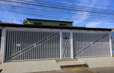 Imagem: A casa possui 5 Dormitórios, 4 Banheiros, 4 Vagas na garagem