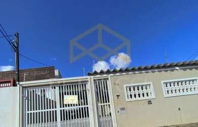 Imagem: A casa possui 4 Dormitórios, 3 Banheiros, 4 Vagas na garagem