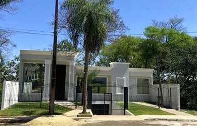 Imagem: A casa possui 5 Dormitórios, 4 Banheiros, 5 Vagas na garagem