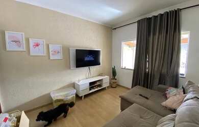 Imagem: A casa possui 3 Dormitórios, 1 Banheiro, 1 Vaga na garagem