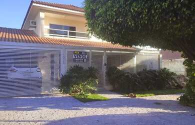 Imagem: A casa possui 5 Dormitórios, 4 Banheiros, 3 Vagas na garagem