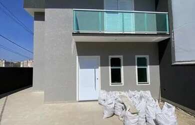 Imagem: A casa possui 3 Dormitórios, 2 Banheiros, 3 Vagas na garagem