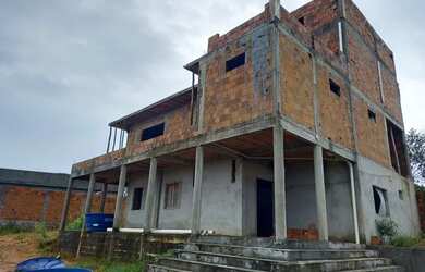 Imagem: A casa possui 4 Dormitórios, 4 Banheiros, 5 Vagas na garagem