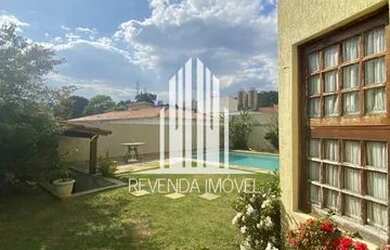 Imagem: A casa possui 4 Dormitórios, 3 Banheiros, 4 Vagas na garagem