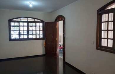 Imagem: A casa possui 3 Dormitórios, 3 Banheiros, 2 Vagas na garagem