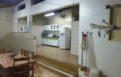 Imagem: A casa possui 3 Dormitórios, 1 Banheiro, 3 Vagas na garagem