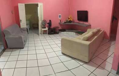 Imagem: A casa possui 4 Dormitórios, 2 Banheiros, 3 Vagas na garagem