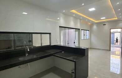 Imagem: A casa possui 3 Dormitórios, 3 Banheiros e 2 Vagas na garagem