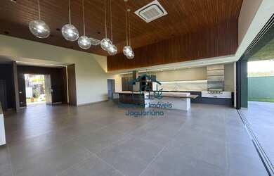 Imagem: A casa em condomínio possui 4 Dormitórios, 5 Banheiros, 5