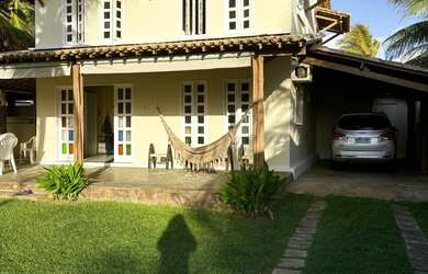 Imagem: A casa possui 4 Dormitórios, Acomodam 12 pessoas, 3 Vagas na