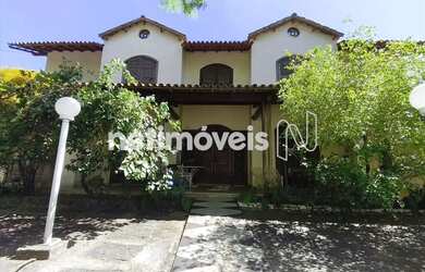 Imagem: A casa possui 5 Dormitórios, 2 Banheiros, 4 Vagas na garagem