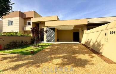 Imagem: A casa possui 3 Dormitórios, 1 Banheiro, 4 Vagas na garagem