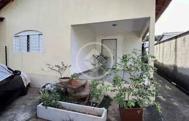 Imagem: A casa possui 3 Dormitórios, 2 Banheiros, 2 Vagas na garagem