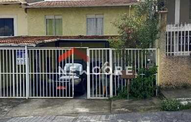 Imagem: A casa possui 3 Dormitórios, 2 Banheiros, 2 Vagas na garagem