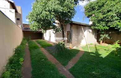 Imagem: A casa possui 3 Dormitórios, 1 Banheiro, 2 Vagas na garagem