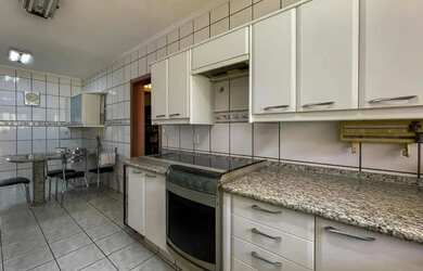 Imagem 15: Imóvel para aluguel e venda possui 258 metros quadrados com 3 quartos