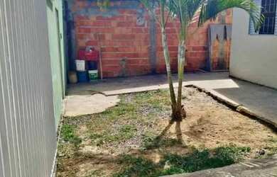 Imagem: A casa possui 2 Dormitórios, 1 Banheiro, 2 Vagas na garagem