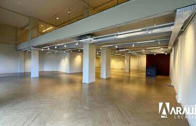 Imagem: O depósito possui 2 Vagas na garagem, 783m² de Área e está