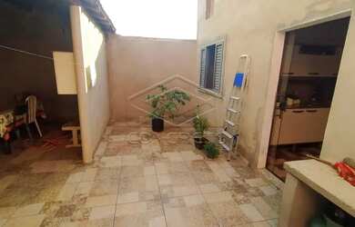 Imagem: A casa possui 2 Dormitórios, 1 Banheiro, 2 Vagas na garagem