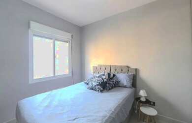 Imagem: O apartamento possui 1 Dormitório, 1 Banheiro, 1 Vaga na garagem