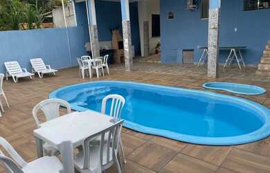 Imagem: A casa possui 3 Dormitórios, Acomodam 15 pessoas, 3 Vagas na