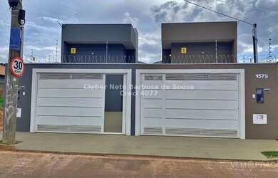 Imagem: A casa possui 3 Dormitórios, 2 Banheiros, 2 Vagas na garagem