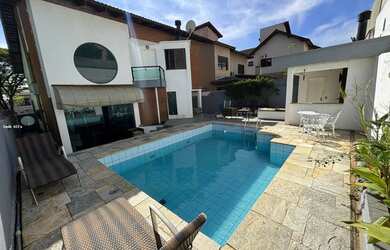 Imagem: A casa em condomínio possui 4 Dormitórios, 4 Banheiros, 305m²