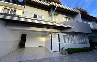 Imagem: A casa em condomínio possui 5 Dormitórios, 4 Banheiros, 2