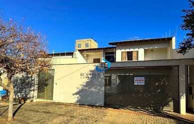 Imagem: A casa possui 4 Dormitórios, 3 Banheiros, 5 Vagas na garagem