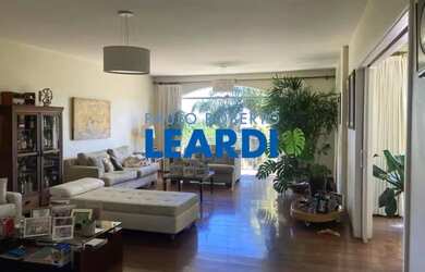 Imagem: A casa possui 4 Dormitórios, 5 Banheiros, 4 Vagas na garagem