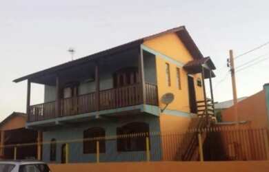 Imagem: A casa possui 4 Dormitórios, 2 Banheiros, 1 Vaga na garagem