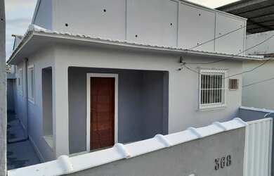 Imagem: A casa possui 3 Dormitórios, 1 Banheiro, 1 Vaga na garagem