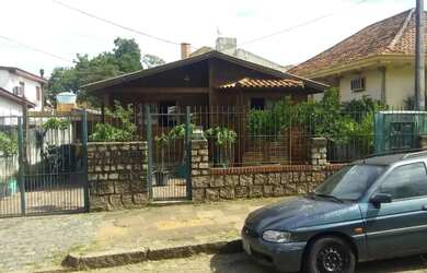 Imagem: A casa possui 2 Dormitórios, 2 Banheiros, 4 Vagas na garagem