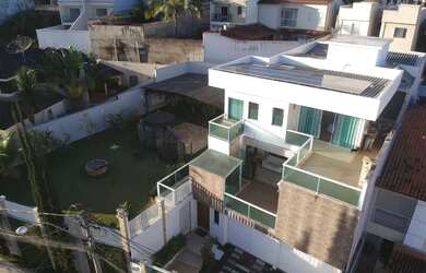 Imagem: A casa possui 3 Dormitórios, 3 Banheiros, 4 Vagas na garagem