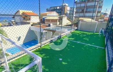 Imagem: A casa possui 4 Dormitórios, 3 Banheiros, 4 Vagas na garagem