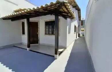 Imagem: A casa possui 2 Dormitórios, 1 Banheiro, 2 Vagas na garagem