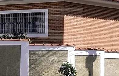 Imagem: A casa possui 4 Dormitórios, 3 Banheiros, 5 Vagas na garagem