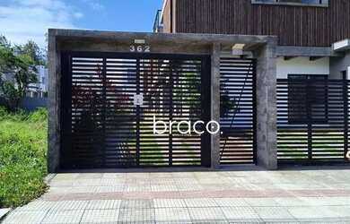 Imagem: A casa possui 2 Dormitórios, 3 Banheiros, 1 Vaga na garagem