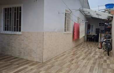 Imagem: A casa possui 2 Dormitórios, 2 Banheiros, 2 Vagas na garagem