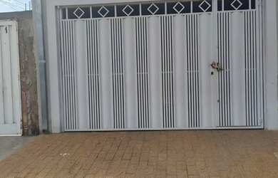 Imagem: A casa possui 3 Dormitórios, 3 Banheiros, 2 Vagas na garagem