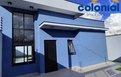 Imagem: A casa possui 3 Dormitórios, 2 Banheiros, 2 Vagas na garagem