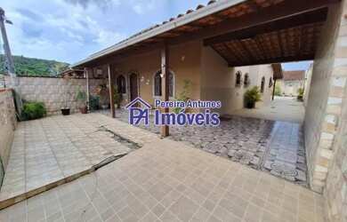 Imagem: A casa possui 3 Dormitórios, 2 Banheiros, 1 Vaga na garagem