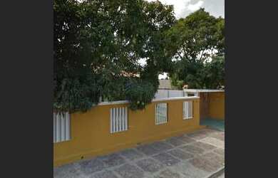 Imagem: A casa possui 4 Dormitórios, 3 Banheiros, 2 Vagas na garagem