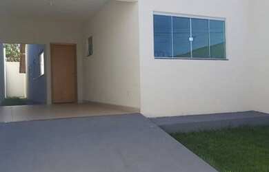 Imagem: A casa possui 3 Dormitórios, 2 Banheiros, 2 Vagas na garagem