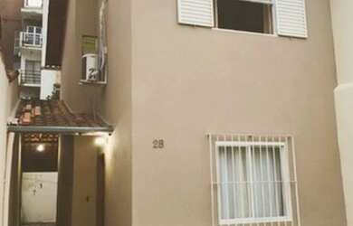 Imagem: A casa possui 2 Dormitórios, 1 Banheiro, 2 Vagas na garagem