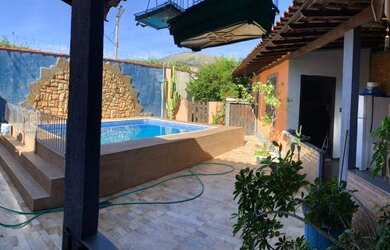 Imagem: A casa possui 3 Dormitórios, 2 Banheiros, 3 Vagas na garagem