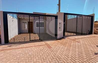 Imagem: A casa possui 2 Dormitórios, 1 Banheiro, 1 Vaga na garagem