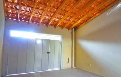 Imagem: A casa possui 2 Dormitórios, 1 Banheiro, 2 Vagas na garagem