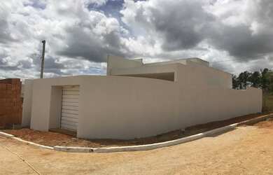 Imagem: A casa possui 2 Dormitórios, 1 Banheiro, 1 Vaga na garagem