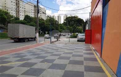 Imagem: O depósito possui 2 Vagas na garagem e 950m² de Área e está